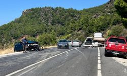 Gazipaşa'da 2 otomobil kafa kafaya çarpıştı: 4 yaralı