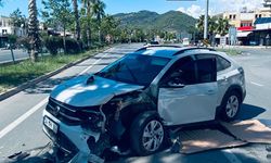 Gazipaşa'da otomobil refüjdeki ağaca çarptı: 1 yaralı