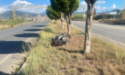 Motosiklet refüje devrildi, sürücü yaralandı