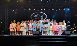 Mevlan Kurtishi konserinde çocuklardan duygulandıran anlar