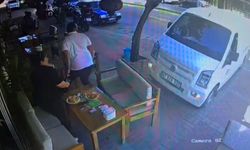 Kafede oturanlara hafif ticari araç çarptı; 1 yaralı