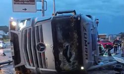 Otomobille çarpışan TIR durağa devrildi: 2 ölü