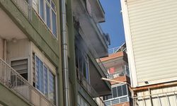 Yanan evden son anda çıkan 3 kişi dumandan etkilendi