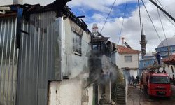 Ahşap ev yandı