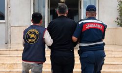 Antalya'da aranan 2 hükümlüyü jandarma yakaladı
