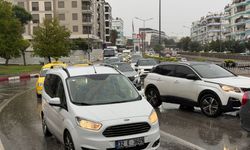 Antalya'da sağanak trafiği olumsuz etkiledi