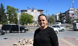İki mahalleyi ayıran caddede üst geçit çilesi