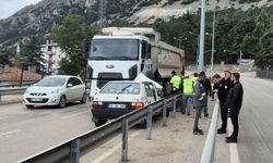 Kamyonun altına giren otomobilden yara almadan çıktılar