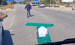 Seyir halindeki cenaze nakil aracından yola tabut düştü