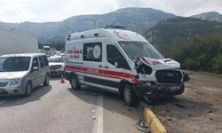 Biri ambulans 4 araç zincirleme kazaya karıştı: 6 yaralı