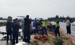 Midibüs, kaygan yolda devrildi; yaralılar var