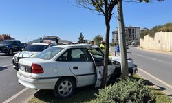 Alanya'da otomobil aydınlatma direğine çarptı: 1 yaralı