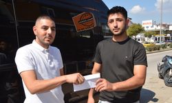 Parasını düşüren motosikletliye sanal medyadan ulaşıp teslim etti