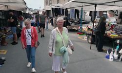 Pazar tezgahına turist ilgisi
