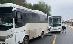 Tur midibüsü park halindeki midibüse çarptı