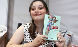 Yürüme engelli Esra, hayat hikayesini kitabı 'Umut'ta anlattı