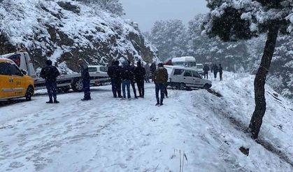 Burdur’da kar yağışına hazırlıksız yakalanan sürücüler yollarda kaldı