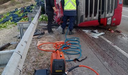 Isparta-Antalya karayolunda sebze yüklü tır devrildi: 1 ölü