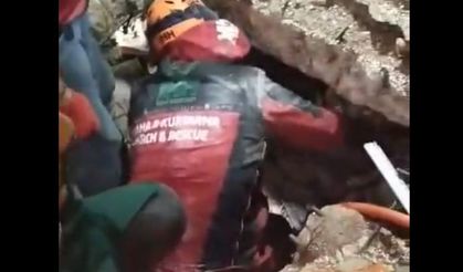 Alanyalı kurtarma ekibi çocuğu kurtarma anı