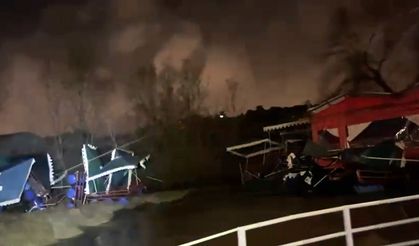 Alanya'da Dim Çayı taştı: Oturma grupları ile çardaklar denize sürüklendi