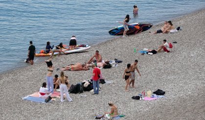 Antalya'da sıcak havayı fırsat bilenler sahile akın etti