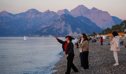 Antalya'da Hıdırellez dilekleri, günün ilk ışıklarıyla suyla buluştu