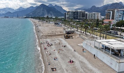 Antalya'da turistlerin denize girdiği  sahile iş makineleri girdi