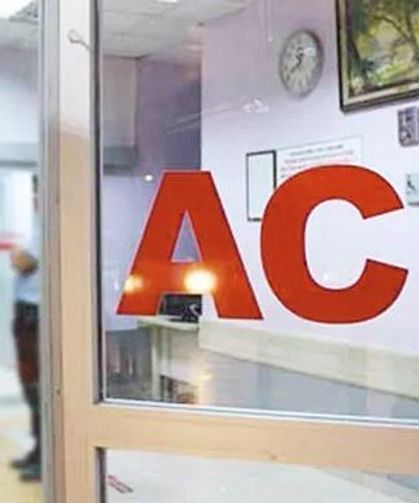 Eşinin kullandığı otomobilin altında kalan kadın öldü