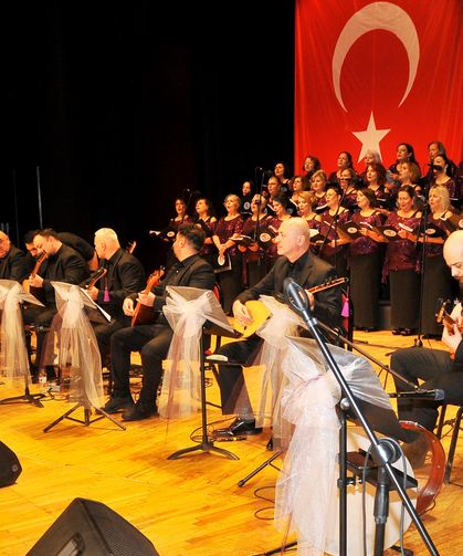 Hekimlerden türkü konseri