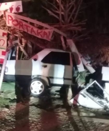 Antalya'da otomobiliyle çilek tezgahına çarptı