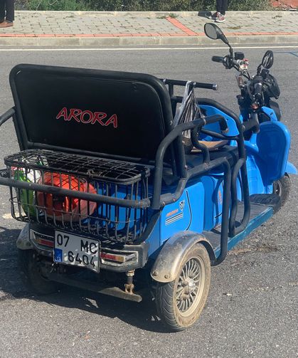 Gazipaşa'da devrilen elektrikli bisikletteki 2 kişi yaralandı