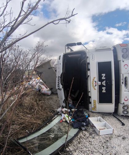Kontrolden çıkan TIR devrildi