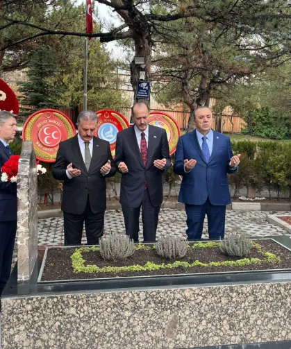 MHP'den Alparslan Türkeş'in kabrine ziyaret