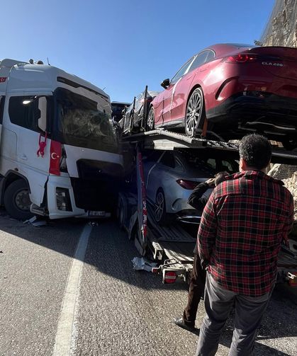 TIR'lar çarpıştı, sürücüler yaralandı