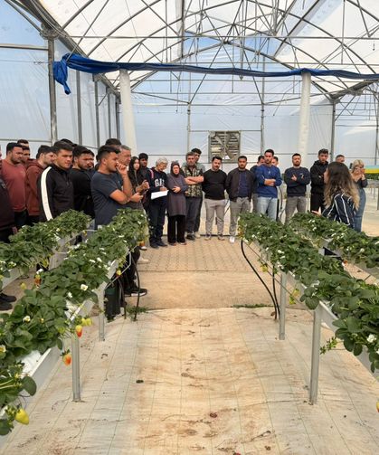 Öğrenciler topraksız tarım tesisini gezdi
