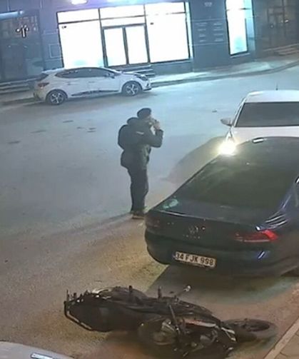 Otomobil park halindeki araçlara çarptı