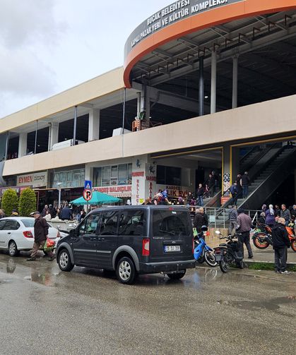 Pazar yerinde bıçaklı kavga: 2 yaralı