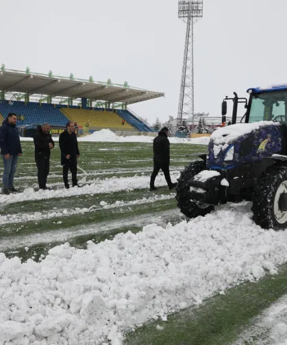 Ağrı'da müdür traktörle sahaya indi