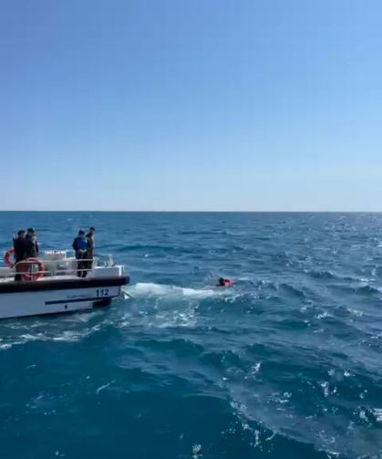 Devrilen sup boarda tutunarak 3 saat bekledi, yardımına deniz polisi yetişti