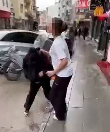 Kız öğrenci, tartıştığı akranını yere yatırıp ayağıyla yüzüne bastı