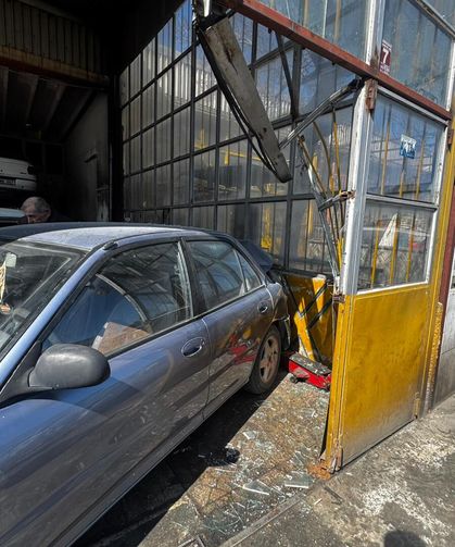 Otomobil, 6 araca çarptı: Tamirhaneye daldı