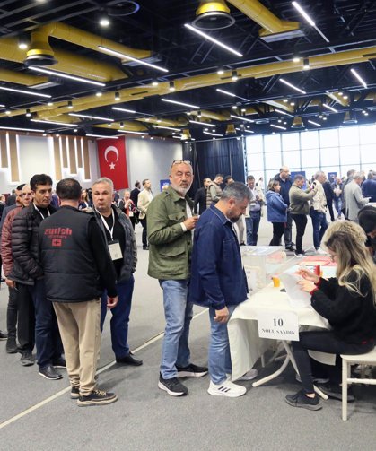 BAİB'de yönetim turkuaz, TİM delegeleri kırmızı