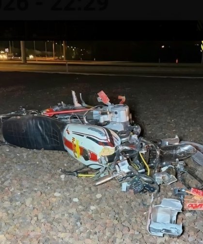 Motosikletiyle refüje çarptı