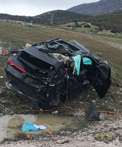 Takla atan otomobildeki 3 kişi yaralandı