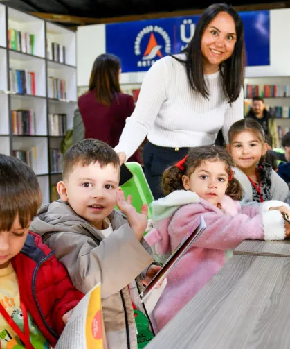 Antalya'da çocuklardan anlamlı Kütüphane Haftası ziyareti