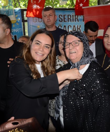 Serik'te İYİ Parti'ye katılanlara rozet