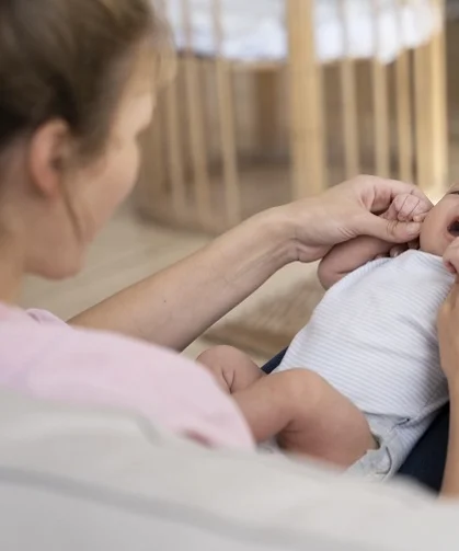 Doğum izni 24 haftaya çıktı, sosyal yardımlar genişledi! Yeni yasa yürürlükte