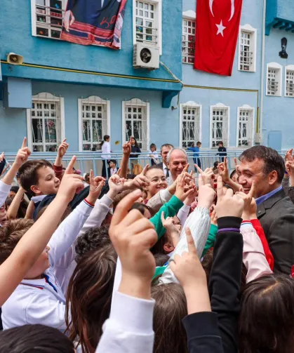 Vali Sözer'den çocuklara anlamlı ziyaret