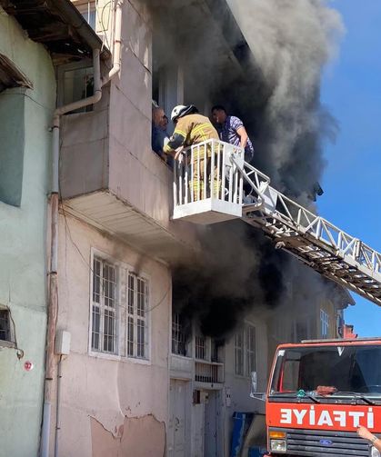 Evde çıkan yangından, pencereye uzatılan merdivenle kurtarıldılar