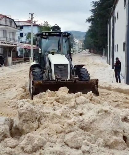 Afyon'da dolu yağışı; yollar kapandı, bahçeler zarar gördü